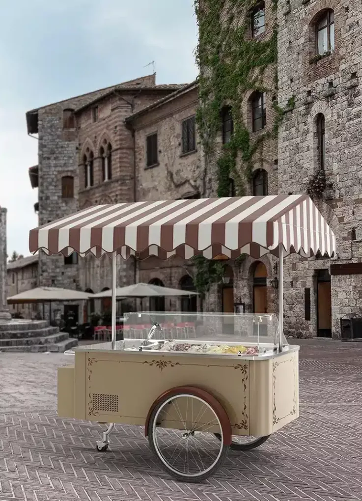 Charrette à glaces sur une place en Italie