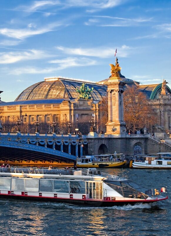 Paris Grand Palais et la Seine avec péniche sur la seine