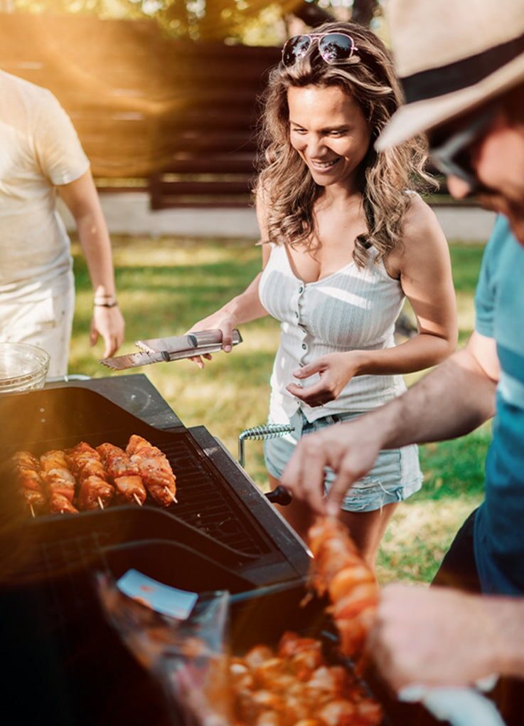 A moment of sharing thanks to the caterer barbecue