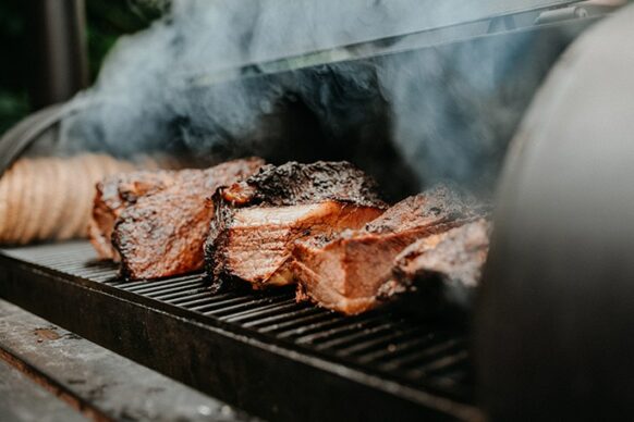 Barbecue de traiteur au charbon de bois