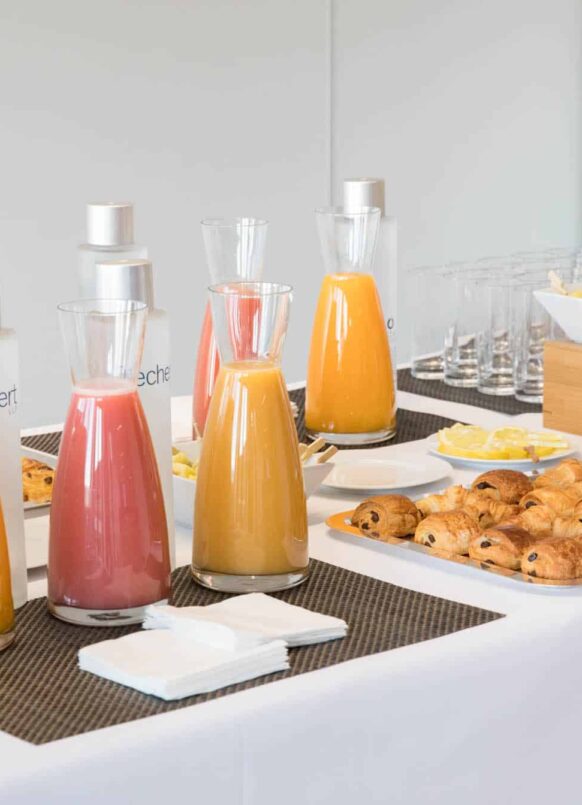 Petit déjeuner entreprise, jus de fruit, viennoiserie, préparation sur mesure