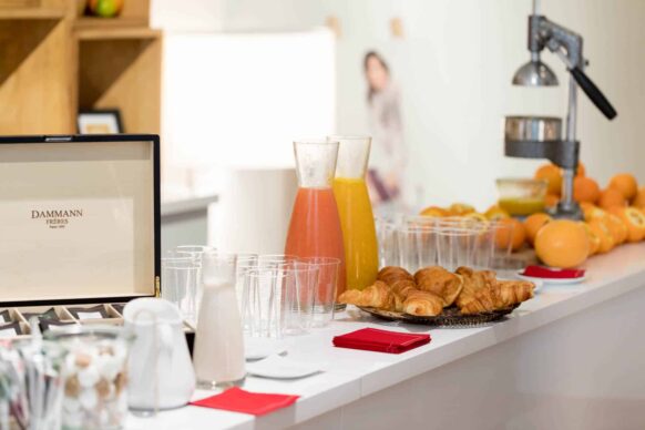 Petit déjeuner entreprise, orange, jus de fruit, dressage