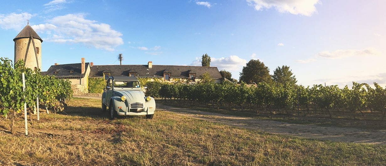 Ferme avec voiture 2cv